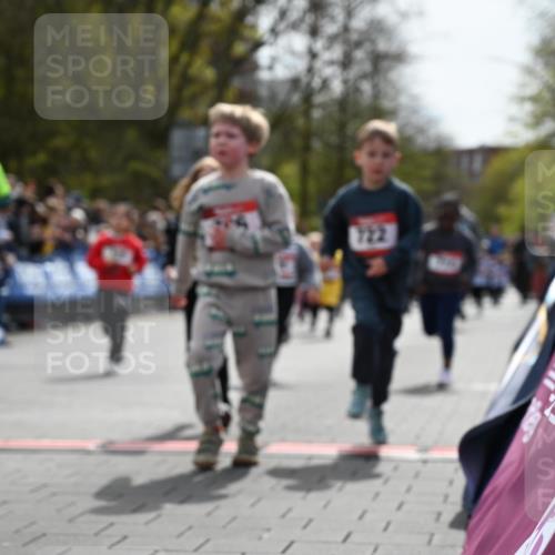 12.04.2026 - 45. Internationalen Wilhelmsburger Insellauf J. Mangold http://msf.ph/oto/9521083 12.04.2026 14:10:39 Ziel 243, 717, 724, 929, 722, 239, 704, 725, 1521, 714, 726, 229, 553, 204 meine-sportfotos.de