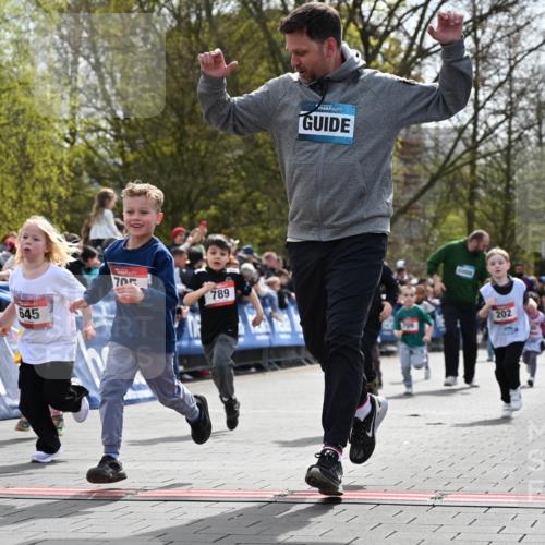 12.04.2026 - 45. Internationalen Wilhelmsburger Insellauf J. Mangold http://msf.ph/oto/9521100 12.04.2026 14:10:44 Ziel 714, 726, 229, 553, 204, 705, 645, 910, 613, 789, 202, 709, 195, 912, 188 meine-sportfotos.de
