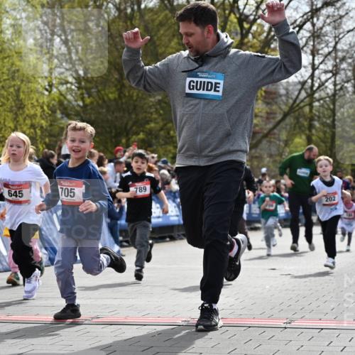 12.04.2026 - 45. Internationalen Wilhelmsburger Insellauf J. Mangold http://msf.ph/oto/9521101 12.04.2026 14:10:44 Ziel 714, 726, 229, 553, 204, 705, 645, 910, 613, 789, 202, 709, 195, 912, 188 meine-sportfotos.de