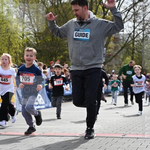 12.04.2026 - 45. Internationalen Wilhelmsburger Insellauf J. Mangold http://msf.ph/oto/9521102 12.04.2026 14:10:44 Ziel 714, 726, 229, 553, 204, 705, 645, 910, 613, 789, 202, 709, 195, 912, 188 meine-sportfotos.de