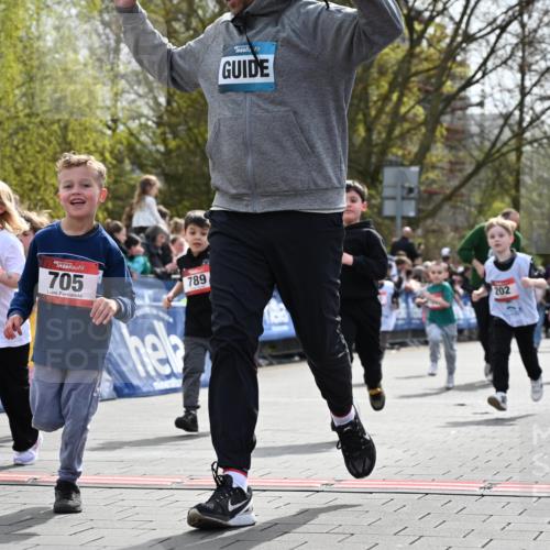 12.04.2026 - 45. Internationalen Wilhelmsburger Insellauf J. Mangold http://msf.ph/oto/9521105 12.04.2026 14:10:44 Ziel 714, 726, 229, 553, 204, 705, 645, 910, 613, 789, 202, 709, 195, 912, 188 meine-sportfotos.de