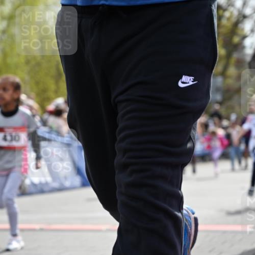 12.04.2026 - 45. Internationalen Wilhelmsburger Insellauf J. Mangold http://msf.ph/oto/9521130 12.04.2026 14:10:49 Ziel 910, 613, 789, 202, 709, 195, 912, 188, 430, 210, 701, 699, 703 meine-sportfotos.de