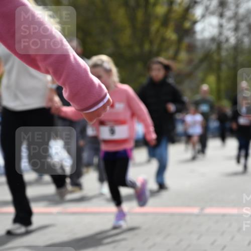 12.04.2026 - 45. Internationalen Wilhelmsburger Insellauf J. Mangold http://msf.ph/oto/9521160 12.04.2026 14:10:57 Ziel 54, 147, 112, 643, 1514, 1526, 700, 707 meine-sportfotos.de