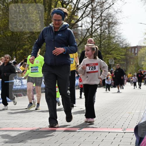 12.04.2026 - 45. Internationalen Wilhelmsburger Insellauf J. Mangold http://msf.ph/oto/9521195 12.04.2026 14:11:02 Ziel 1526, 700, 707, 727, 57, 728, 584, 568 meine-sportfotos.de