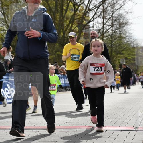 12.04.2026 - 45. Internationalen Wilhelmsburger Insellauf J. Mangold http://msf.ph/oto/9521201 12.04.2026 14:11:03 Ziel 1526, 700, 707, 727, 57, 728, 584, 568, 914 meine-sportfotos.de