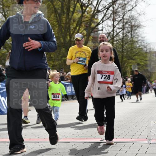 12.04.2026 - 45. Internationalen Wilhelmsburger Insellauf J. Mangold http://msf.ph/oto/9521202 12.04.2026 14:11:03 Ziel 1526, 700, 707, 727, 57, 728, 584, 568, 914 meine-sportfotos.de