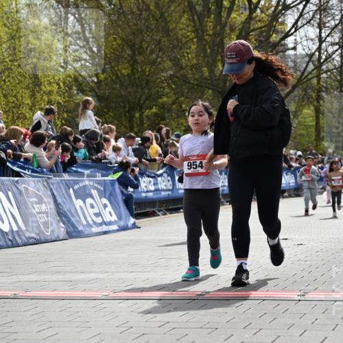 12.04.2026 - 45. Internationalen Wilhelmsburger Insellauf J. Mangold http://msf.ph/oto/9521241 12.04.2026 14:11:14 Ziel 630, 43, 954, 922, 718 meine-sportfotos.de