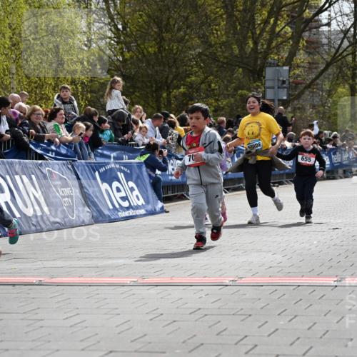 12.04.2026 - 45. Internationalen Wilhelmsburger Insellauf J. Mangold http://msf.ph/oto/9521259 12.04.2026 14:11:19 Ziel 922, 718, 962, 702, 655, 783 meine-sportfotos.de