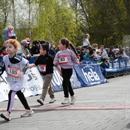 12.04.2026 - 45. Internationalen Wilhelmsburger Insellauf J. Mangold http://msf.ph/oto/9521317 12.04.2026 14:11:37 Ziel 185, 193, 179 meine-sportfotos.de