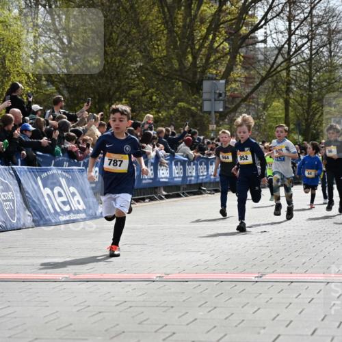 12.04.2026 - 45. Internationalen Wilhelmsburger Insellauf J. Mangold http://msf.ph/oto/9521489 12.04.2026 14:19:51 Ziel 787, 952, 1604, 985, 944, 64, 96, 579, 740 meine-sportfotos.de