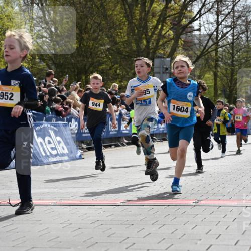 12.04.2026 - 45. Internationalen Wilhelmsburger Insellauf J. Mangold http://msf.ph/oto/9521508 12.04.2026 14:19:52 Ziel 787, 952, 1604, 985, 944, 64, 96, 579, 740, 943, 793, 845 meine-sportfotos.de