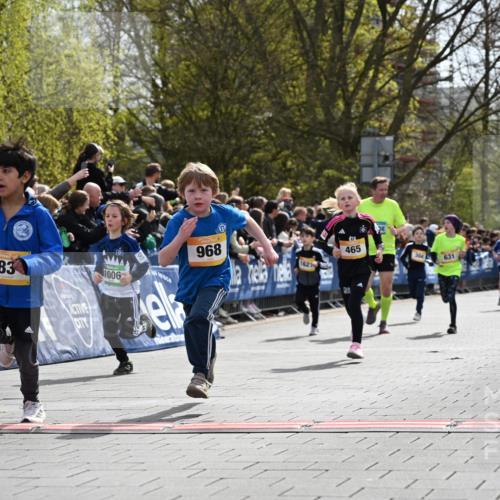 12.04.2026 - 45. Internationalen Wilhelmsburger Insellauf J. Mangold http://msf.ph/oto/9521591 12.04.2026 14:20:03 Ziel 155, 621, 1602, 478, 83, 968, 465, 631, 1621, 304, 225 meine-sportfotos.de