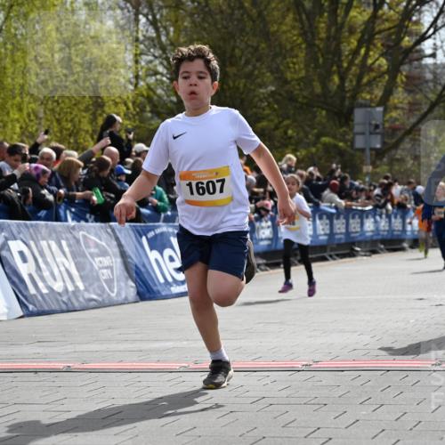 12.04.2026 - 45. Internationalen Wilhelmsburger Insellauf J. Mangold http://msf.ph/oto/9521715 12.04.2026 14:20:21 Ziel 750, 1623, 844, 34, 949, 1607, 29, 948, 1058, 966 meine-sportfotos.de