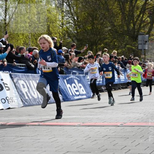 12.04.2026 - 45. Internationalen Wilhelmsburger Insellauf J. Mangold http://msf.ph/oto/9521825 12.04.2026 14:20:41 Ziel 576, 935, 301, 61, 237, 578, 751, 940, 958, 832, 1610, 3 meine-sportfotos.de