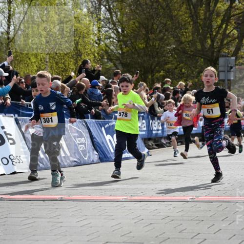 12.04.2026 - 45. Internationalen Wilhelmsburger Insellauf J. Mangold http://msf.ph/oto/9521839 12.04.2026 14:20:42 Ziel 576, 935, 301, 61, 237, 578, 751, 940, 958, 832, 1610, 3, 285, 1073, 767, 404 meine-sportfotos.de
