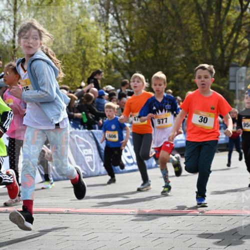 12.04.2026 - 45. Internationalen Wilhelmsburger Insellauf J. Mangold http://msf.ph/oto/9521893 12.04.2026 14:20:49 Ziel 3, 285, 1073, 767, 404, 318, 539, 431, 135, 545, 537, 30, 133, 977, 84, 1606, 473, 956, 467, 324, 299, 1605, 278 meine-sportfotos.de