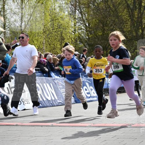 12.04.2026 - 45. Internationalen Wilhelmsburger Insellauf J. Mangold http://msf.ph/oto/9522167 12.04.2026 14:21:31 Ziel 562, 309, 282, 528, 797, 984, 811, 128, 828, 1005, 925, 253, 988, 964, 972 meine-sportfotos.de