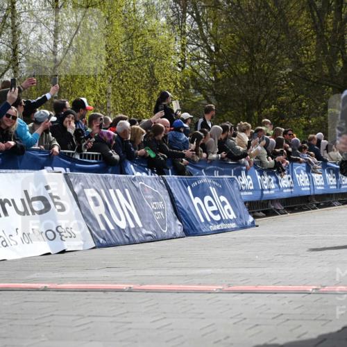 12.04.2026 - 45. Internationalen Wilhelmsburger Insellauf J. Mangold http://msf.ph/oto/9522181 12.04.2026 14:21:35 Ziel 925, 253, 988, 964, 972, 1627, 951, 260, 957, 823 meine-sportfotos.de