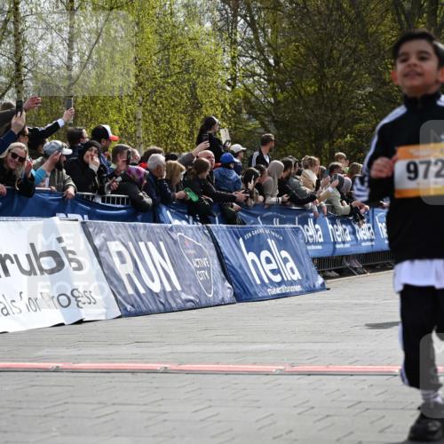 12.04.2026 - 45. Internationalen Wilhelmsburger Insellauf J. Mangold http://msf.ph/oto/9522184 12.04.2026 14:21:35 Ziel 925, 253, 988, 964, 972, 1627, 951, 260, 957, 823 meine-sportfotos.de