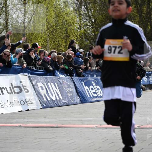12.04.2026 - 45. Internationalen Wilhelmsburger Insellauf J. Mangold http://msf.ph/oto/9522188 12.04.2026 14:21:35 Ziel 925, 253, 988, 964, 972, 1627, 951, 260, 957, 823 meine-sportfotos.de