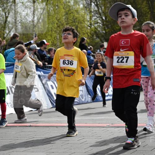 12.04.2026 - 45. Internationalen Wilhelmsburger Insellauf J. Mangold http://msf.ph/oto/9522338 12.04.2026 14:22:06 Ziel 924, 824, 227, 636, 612, 321, 695, 798, 971, 807, 685 meine-sportfotos.de