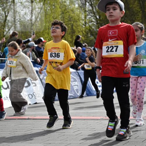 12.04.2026 - 45. Internationalen Wilhelmsburger Insellauf J. Mangold http://msf.ph/oto/9522339 12.04.2026 14:22:06 Ziel 924, 824, 227, 636, 612, 321, 695, 798, 971, 807, 685 meine-sportfotos.de