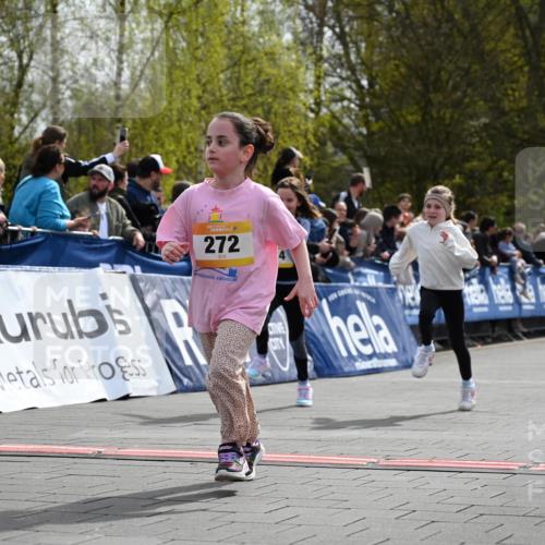 12.04.2026 - 45. Internationalen Wilhelmsburger Insellauf J. Mangold http://msf.ph/oto/9522366 12.04.2026 14:22:20 Ziel 981, 1620, 414, 805, 272, 124, 731, 739 meine-sportfotos.de
