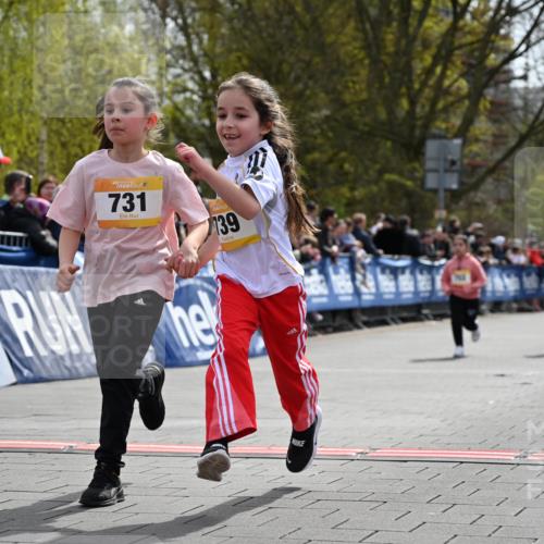 12.04.2026 - 45. Internationalen Wilhelmsburger Insellauf J. Mangold http://msf.ph/oto/9522373 12.04.2026 14:22:22 Ziel 805, 272, 124, 731, 739, 580, 835 meine-sportfotos.de