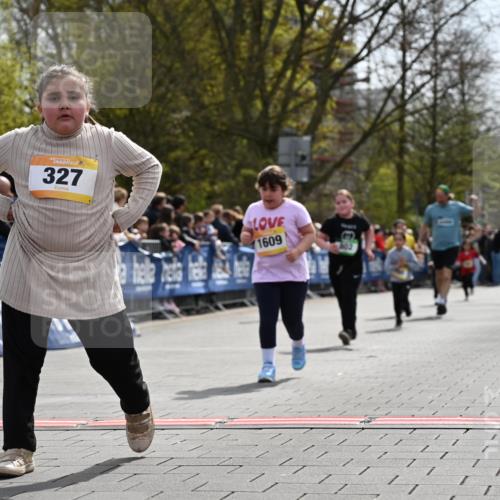 12.04.2026 - 45. Internationalen Wilhelmsburger Insellauf J. Mangold http://msf.ph/oto/9522429 12.04.2026 14:22:43 Ziel 327, 1609, 780 meine-sportfotos.de