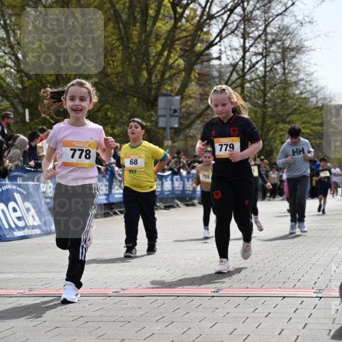 12.04.2026 - 45. Internationalen Wilhelmsburger Insellauf J. Mangold http://msf.ph/oto/9522461 12.04.2026 14:22:49 Ziel 780, 743, 778, 779, 68, 757, 755 meine-sportfotos.de