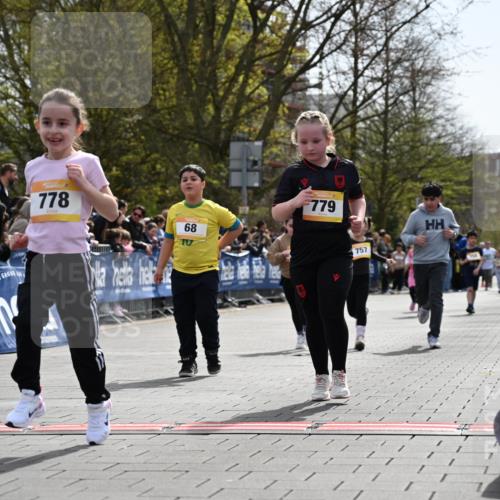 12.04.2026 - 45. Internationalen Wilhelmsburger Insellauf J. Mangold http://msf.ph/oto/9522463 12.04.2026 14:22:49 Ziel 780, 743, 778, 779, 68, 757, 755 meine-sportfotos.de