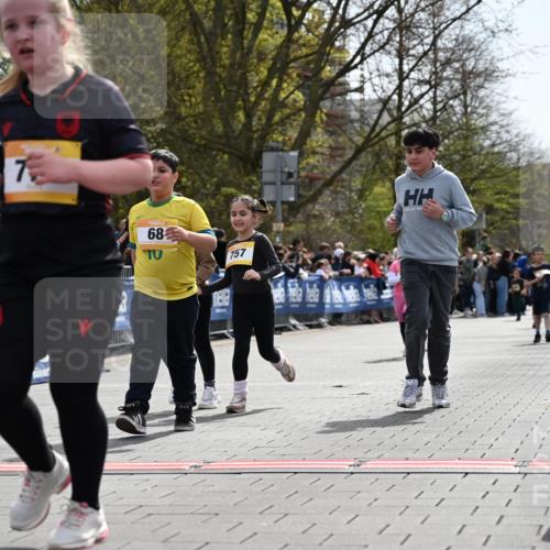 12.04.2026 - 45. Internationalen Wilhelmsburger Insellauf J. Mangold http://msf.ph/oto/9522470 12.04.2026 14:22:51 Ziel 780, 743, 778, 779, 68, 757, 755, 765, 569 meine-sportfotos.de