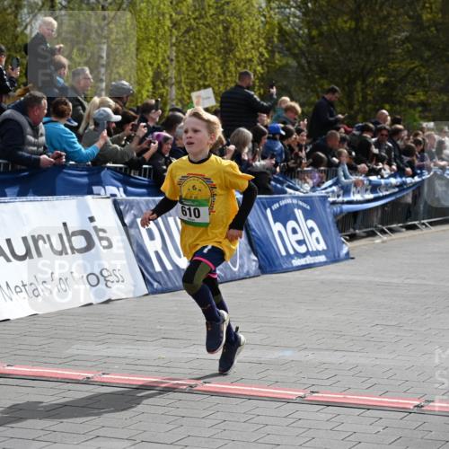 12.04.2026 - 45. Internationalen Wilhelmsburger Insellauf J. Mangold http://msf.ph/oto/9522501 12.04.2026 14:33:41 Ziel 610, 72, 671 meine-sportfotos.de