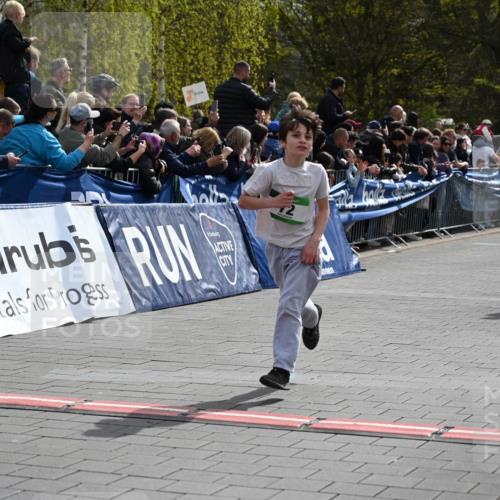 12.04.2026 - 45. Internationalen Wilhelmsburger Insellauf J. Mangold http://msf.ph/oto/9522515 12.04.2026 14:33:44 Ziel 610, 72, 671, 457 meine-sportfotos.de