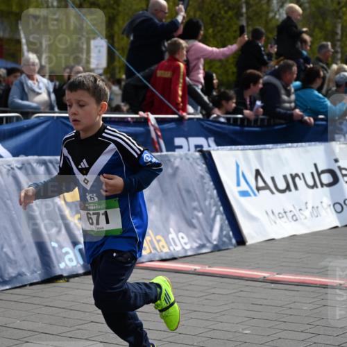 12.04.2026 - 45. Internationalen Wilhelmsburger Insellauf J. Mangold http://msf.ph/oto/9522531 12.04.2026 14:33:46 Ziel 72, 671, 457, 1714 meine-sportfotos.de