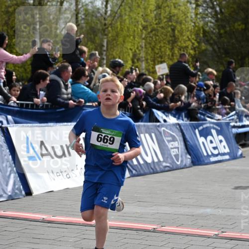 12.04.2026 - 45. Internationalen Wilhelmsburger Insellauf J. Mangold http://msf.ph/oto/9522568 12.04.2026 14:34:01 Ziel 1704, 669, 290, 120 meine-sportfotos.de