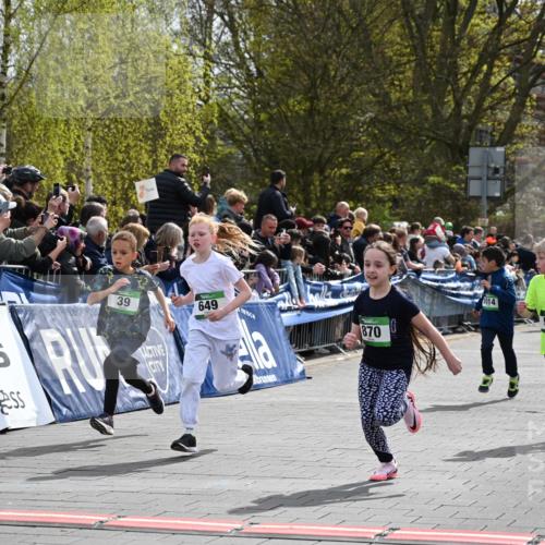 12.04.2026 - 45. Internationalen Wilhelmsburger Insellauf J. Mangold http://msf.ph/oto/9522596 12.04.2026 14:34:17 Ziel 676, 294, 870, 39, 649, 552, 1014 meine-sportfotos.de