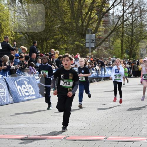 12.04.2026 - 45. Internationalen Wilhelmsburger Insellauf J. Mangold http://msf.ph/oto/9522660 12.04.2026 14:34:27 Ziel 32, 33, 104, 314, 1718, 160, 483, 839, 1713, 1723, 1730 meine-sportfotos.de