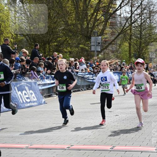 12.04.2026 - 45. Internationalen Wilhelmsburger Insellauf J. Mangold http://msf.ph/oto/9522666 12.04.2026 14:34:28 Ziel 32, 33, 104, 314, 1718, 160, 483, 839, 1713, 1723, 1730 meine-sportfotos.de