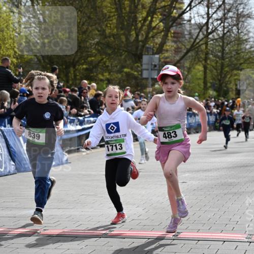 12.04.2026 - 45. Internationalen Wilhelmsburger Insellauf J. Mangold http://msf.ph/oto/9522675 12.04.2026 14:34:28 Ziel 32, 33, 104, 314, 1718, 160, 483, 839, 1713, 1723, 1730 meine-sportfotos.de