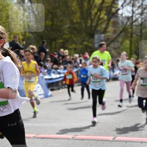 12.04.2026 - 45. Internationalen Wilhelmsburger Insellauf J. Mangold http://msf.ph/oto/9522803 12.04.2026 14:34:45 Ziel 291, 144, 995, 590, 436, 110, 524, 660, 843, 815, 423, 16, 837, 311, 589, 808, 1720 meine-sportfotos.de