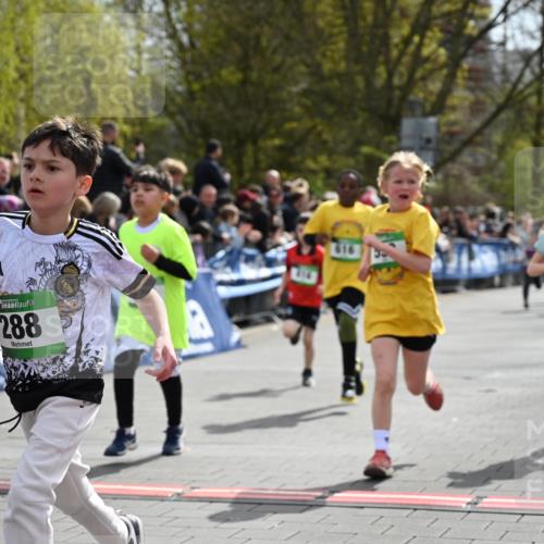 12.04.2026 - 45. Internationalen Wilhelmsburger Insellauf J. Mangold http://msf.ph/oto/9522907 12.04.2026 14:35:03 Ziel 287, 326, 464, 1706, 346, 1726, 556, 840, 864, 288, 1725, 550, 527, 1721, 616, 816, 677 meine-sportfotos.de