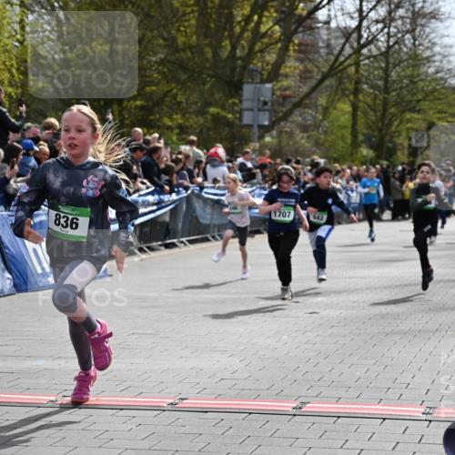 12.04.2026 - 45. Internationalen Wilhelmsburger Insellauf J. Mangold http://msf.ph/oto/9522945 12.04.2026 14:35:13 Ziel 163, 166, 836, 869, 415, 1707, 846, 842 meine-sportfotos.de