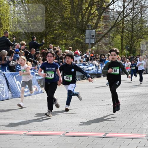 12.04.2026 - 45. Internationalen Wilhelmsburger Insellauf J. Mangold http://msf.ph/oto/9522953 12.04.2026 14:35:14 Ziel 166, 836, 869, 415, 1707, 846, 842, 1703, 156, 659 meine-sportfotos.de