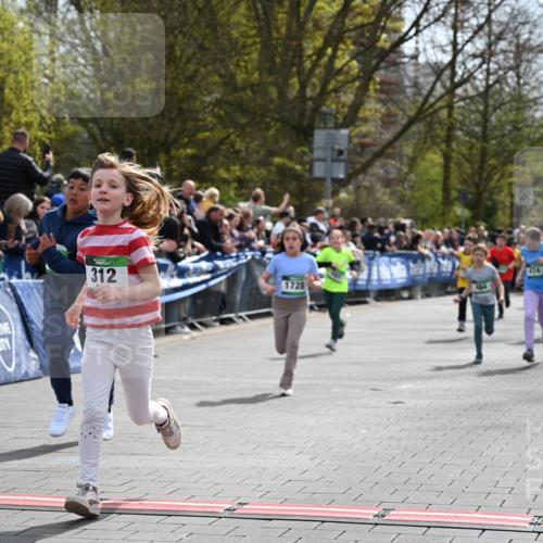 12.04.2026 - 45. Internationalen Wilhelmsburger Insellauf J. Mangold http://msf.ph/oto/9523048 12.04.2026 14:35:29 Ziel 1017, 1717, 312, 340, 848, 1728, 474, 484, 137, 582 meine-sportfotos.de