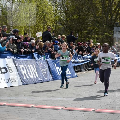 12.04.2026 - 45. Internationalen Wilhelmsburger Insellauf J. Mangold http://msf.ph/oto/9523146 12.04.2026 14:35:49 Ziel 77, 549, 1729, 606, 13, 850, 481, 81 meine-sportfotos.de