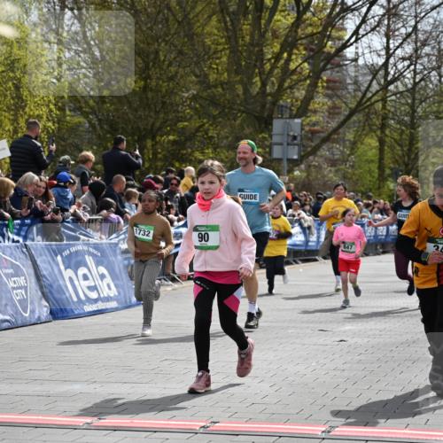 12.04.2026 - 45. Internationalen Wilhelmsburger Insellauf J. Mangold http://msf.ph/oto/9523203 12.04.2026 14:35:59 Ziel 583, 628, 557, 585, 79, 76, 344, 90, 1732, 847, 641 meine-sportfotos.de