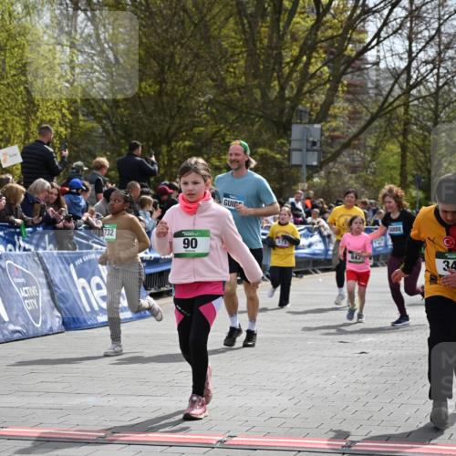 12.04.2026 - 45. Internationalen Wilhelmsburger Insellauf J. Mangold http://msf.ph/oto/9523207 12.04.2026 14:35:59 Ziel 583, 628, 557, 585, 79, 76, 344, 90, 1732, 847, 641 meine-sportfotos.de