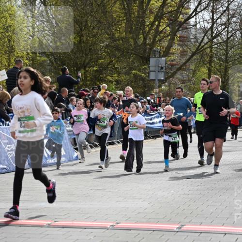 12.04.2026 - 45. Internationalen Wilhelmsburger Insellauf J. Mangold http://msf.ph/oto/9523279 12.04.2026 14:36:12 Ziel 1710, 863, 820, 328, 1025, 360, 325, 125, 827 meine-sportfotos.de