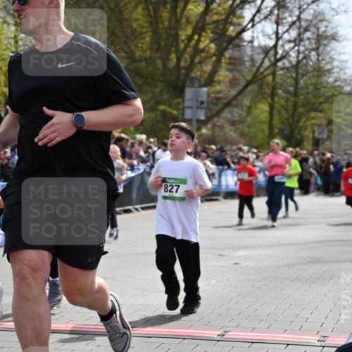 12.04.2026 - 45. Internationalen Wilhelmsburger Insellauf J. Mangold http://msf.ph/oto/9523301 12.04.2026 14:36:15 Ziel 820, 328, 1025, 360, 325, 125, 827, 1024 meine-sportfotos.de